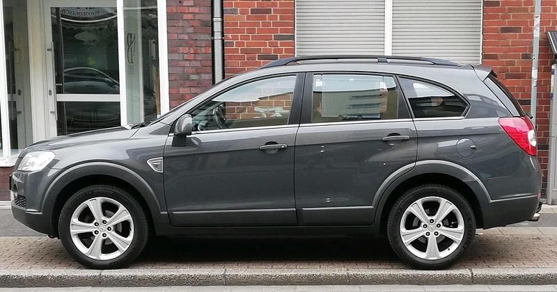 Grau Gebraucht 2010 Chevrolet Captiva SUV | 5.500 € (Etwas zu teuer) - Bild 1/4