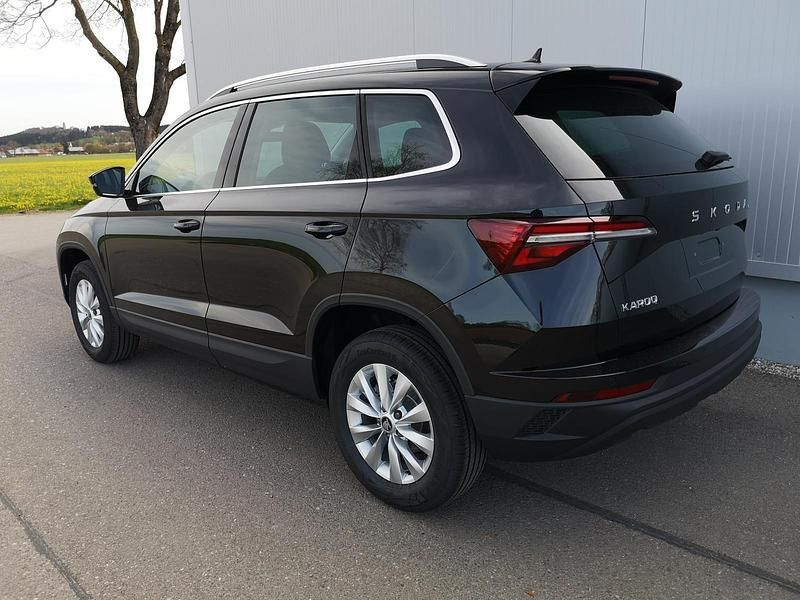 Neu Skoda Karoq Selection 150 PS (110 kW) 2025 Black magic perleffekt SUV
