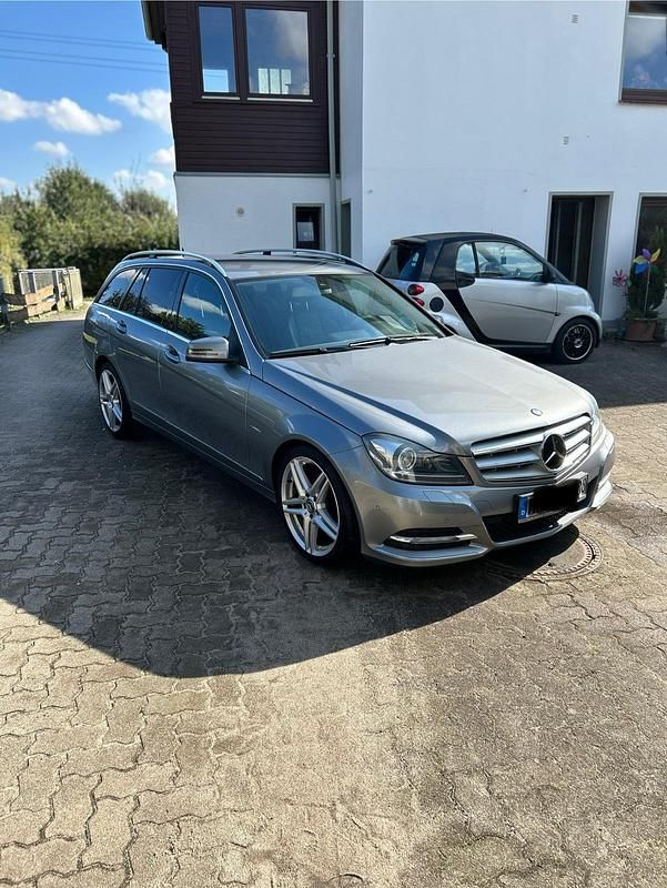 Grau Gebraucht 2011 Mercedes 200 Avantgarde Kombi | 10.600 € - Bild 1/4