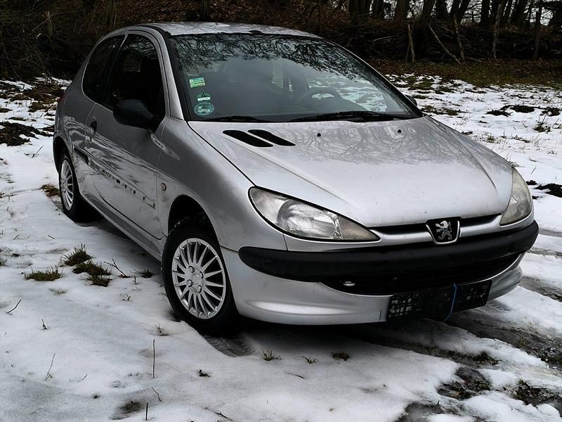 Grau Gebraucht 2002 Peugeot 206 Kleinwagen | 470 € (Guter Preis) - Bild 1/4