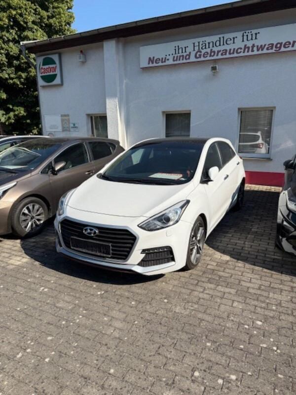 Weiß Gebraucht 2016 Hyundai i30 Turbo Limousine | 13.900 € (Etwas zu teuer) - Bild 1/4
