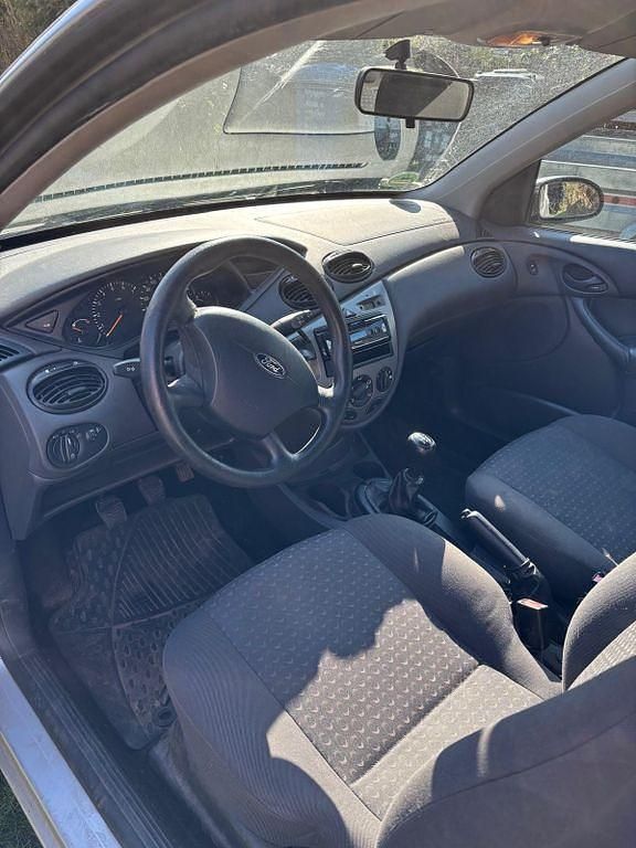 Second-hand Ford Focus 75 CP (55 kW) 2004 Argintiu Berlinǎ