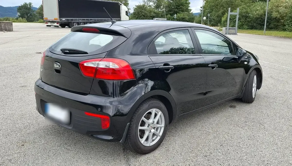 Gebraucht Kia Rio 84 PS (61 kW) 2016 Schwarz Kleinwagen