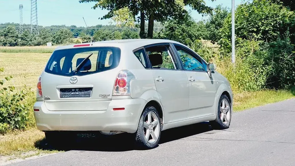 Gebraucht Toyota Corolla Verso 129 PS (94 kW) 2007 Silber Van / Kleinbus