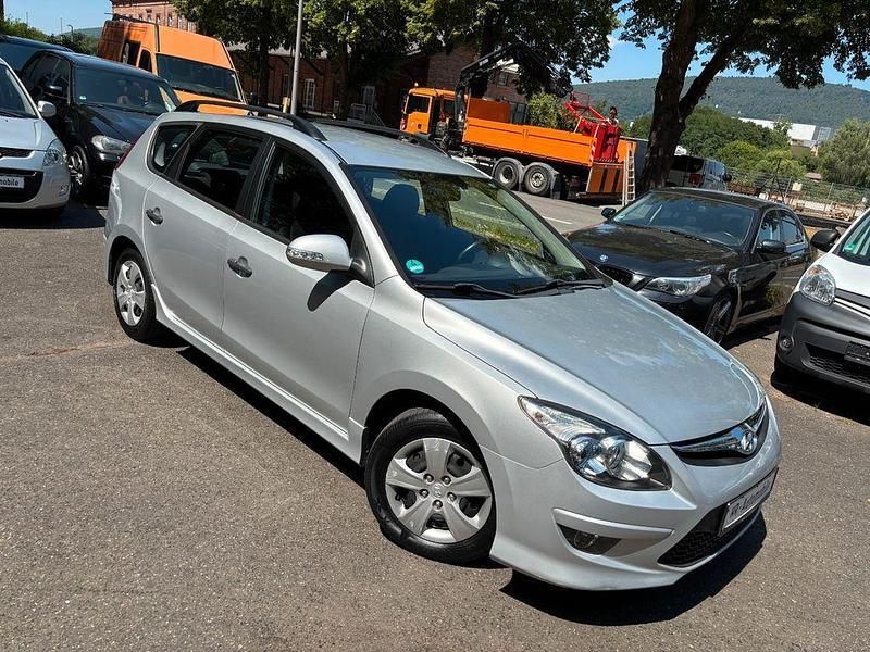 Silber Gebraucht 2011 Hyundai i30 Edition Kombi | 3.950 € (Guter Preis) - Bild 1/4