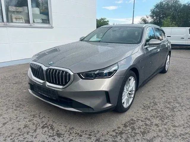 Gebraucht BMW 530e Sport Line 374 PS (275 kW) 2025 Grau Kombi