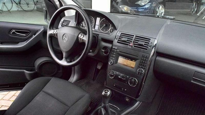 Gebraucht Mercedes A160 95 PS (69 kW) 2010 Kosmosschwarz  metalliclack Kleinwagen