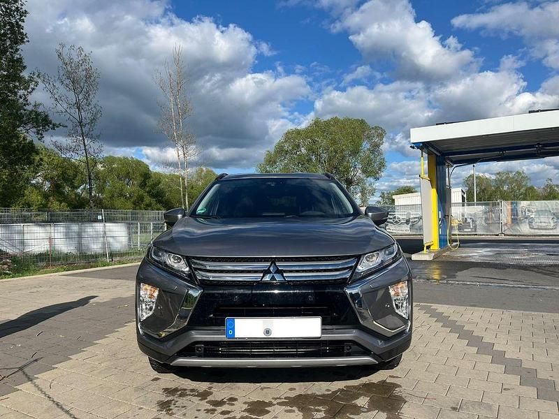 Grau Gebraucht 2018 Mitsubishi Eclipse Cross SUV | 18.900 € (Etwas zu teuer) - Bild 1/4