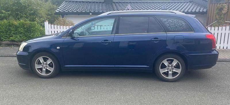 Blau Gebraucht 2005 Toyota Avensis Travel Kombi | 2.700 € (Etwas zu teuer) - Bild 1/4