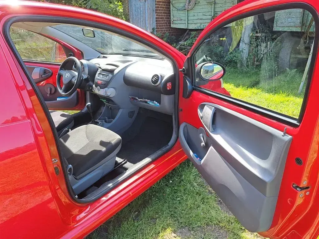 Gebraucht Toyota Aygo 68 PS (50 kW) 2009 Rot Kleinwagen