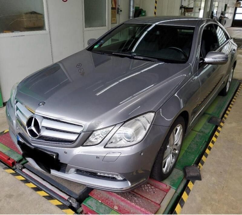 Grau Gebraucht 2010 Mercedes E350 Coupé | 11.500 € - Bild 1/4