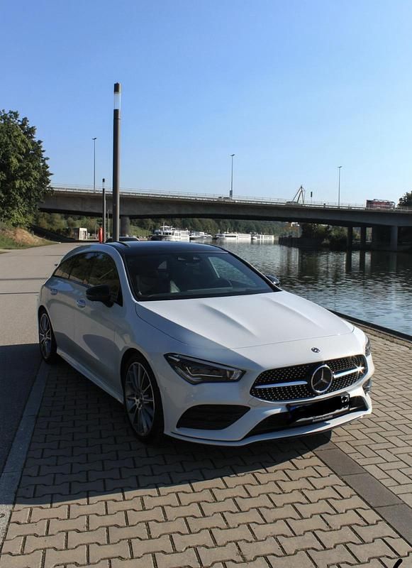Weiß Gebraucht 2019 Mercedes CLA220 AMG line Limousine | 29.999 € (Etwas zu teuer) - Bild 1/2