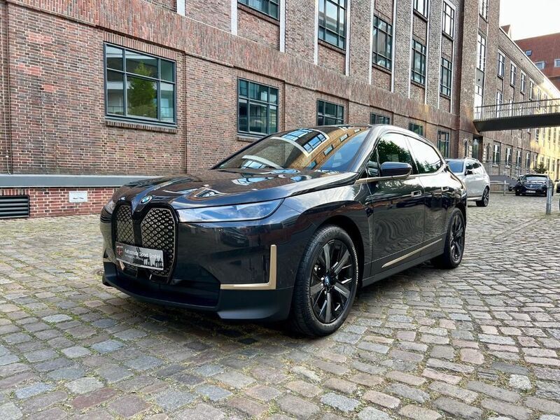 Schwarz Gebraucht 2022 BMW iX SUV | 69.900 € - Bild 1/4