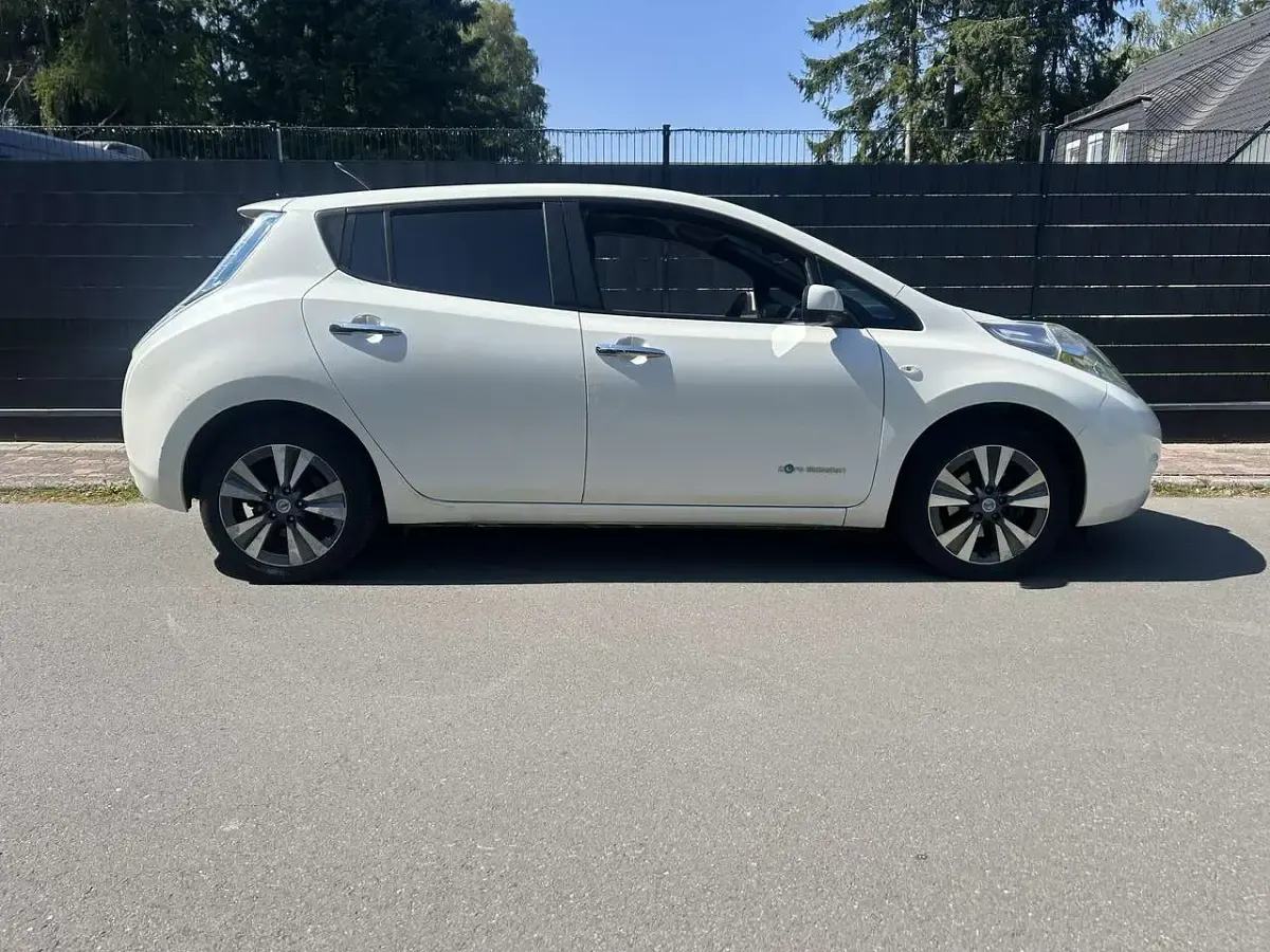Gebraucht Nissan Leaf Tekna 80 kW (109 PS) 2013 Weiß Kleinwagen
