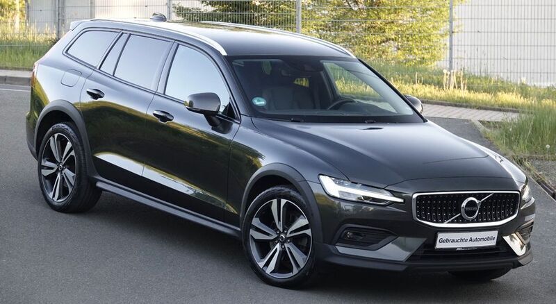Grau Gebraucht 2022 Volvo V60 CC Pro Kombi | 30.900 € (Guter Preis) - Bild 1/4