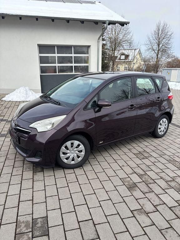 Gebraucht Toyota Verso-S 99 PS (72 kW) 2011 Violet Van / Kleinbus