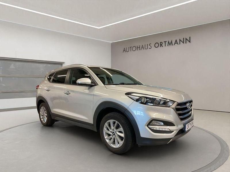 Platinum silver / mic Gebraucht 2015 Hyundai Tucson Intro Edition SUV | 12.990 € (Fairer Preis) - Bild 1/4