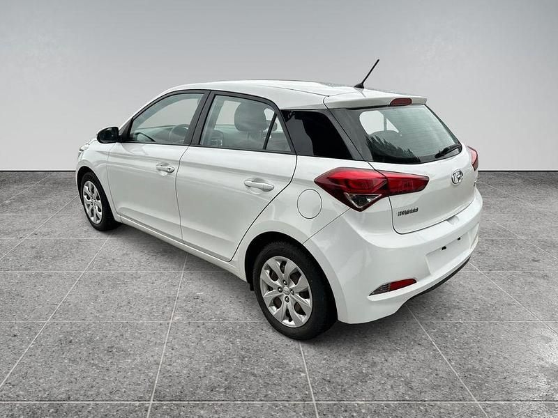Gebraucht Hyundai i20 101 PS (74 kW) 2015 Weiß Limousine
