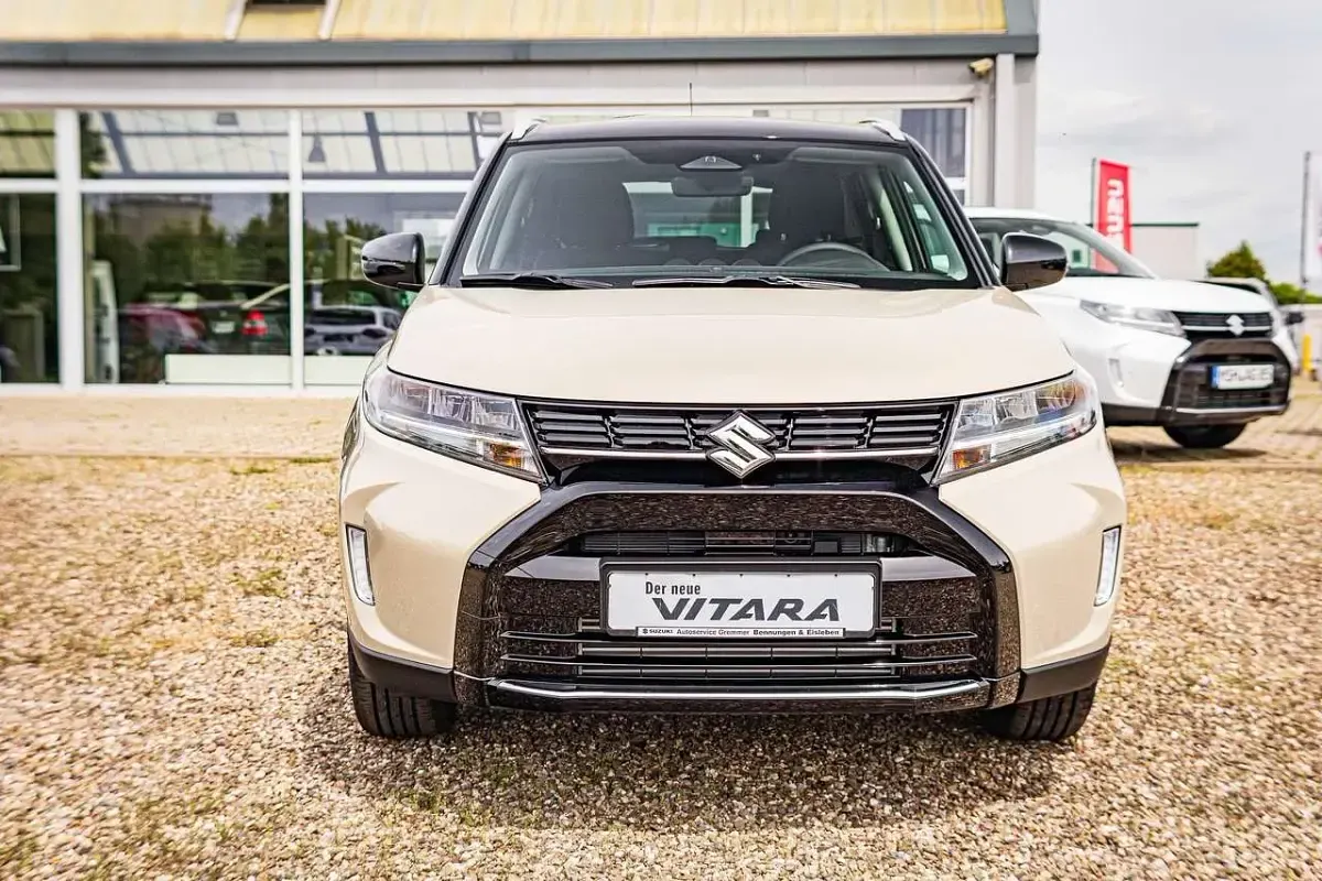 Neu Suzuki Vitara Comfort 110 PS (80 kW) 2026 Savannah/cosmic black pearl SUV