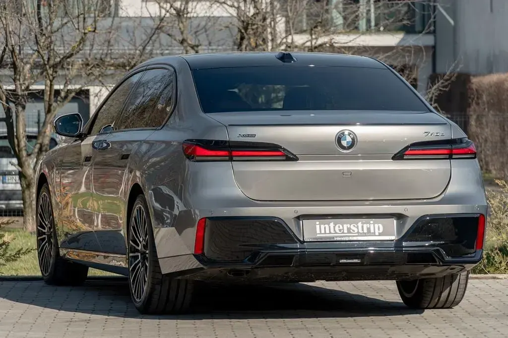 Gebraucht BMW 740 Sport Line 299 PS (219 kW) 2026 Grau Limousine