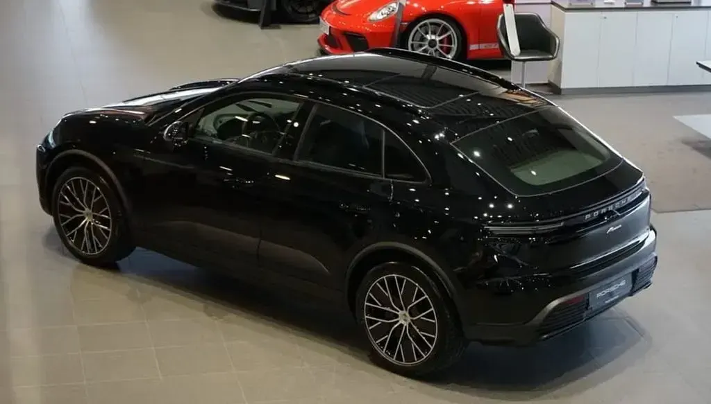 Gebraucht Porsche Macan 4 Electric 300 kW (408 PS) 2026 Tiefschwarz SUV