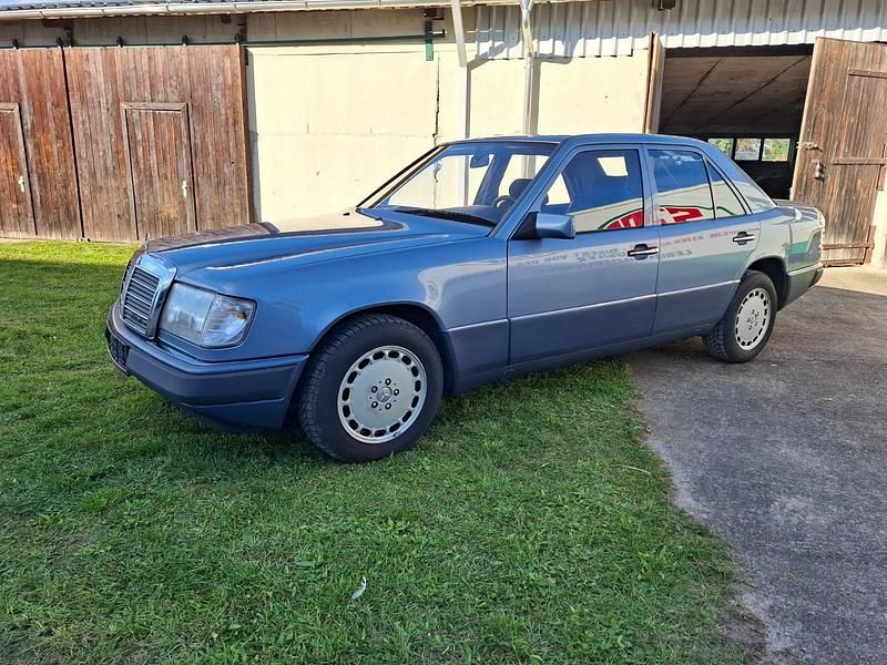 Blau Gebraucht 1989 Mercedes E230 Limousine | 2.930 € - Bild 1/4