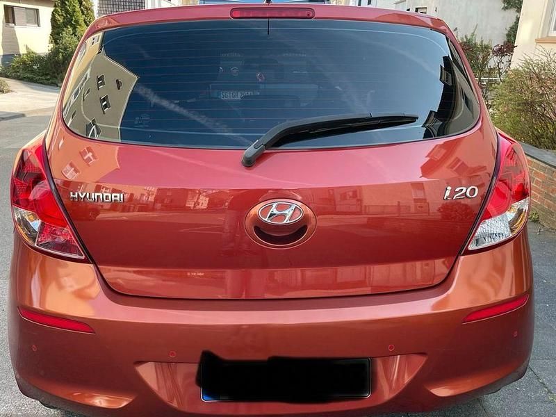 Gebraucht Hyundai i20 Edition 86 PS (63 kW) 2012 Rot Kleinwagen