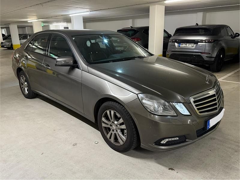 Grau Gebraucht 2009 Mercedes E220 Limousine | 6.990 € (Guter Preis) - Bild 1/4