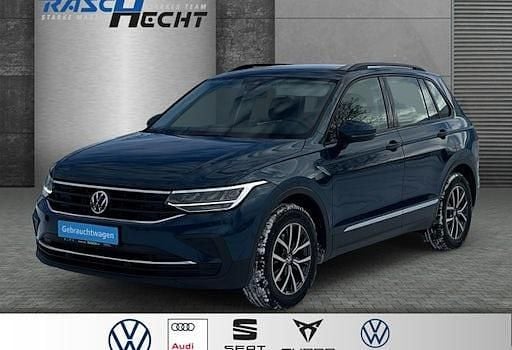 Blau Gebraucht 2023 VW Tiguan Life SUV | 27.790 € (Guter Preis) - Bild 1/4