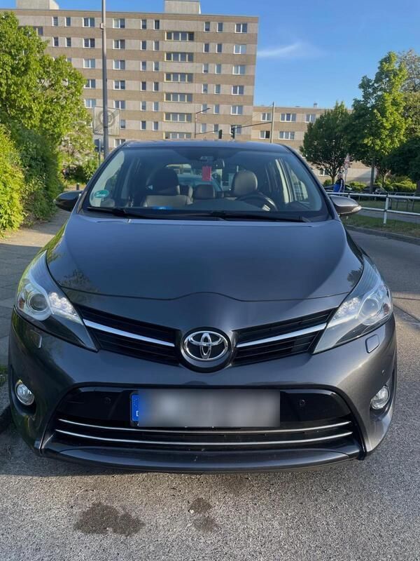 Grau Gebraucht 2016 Toyota Verso Van / Kleinbus | 9.750 € (Fairer Preis) - Bild 1/4