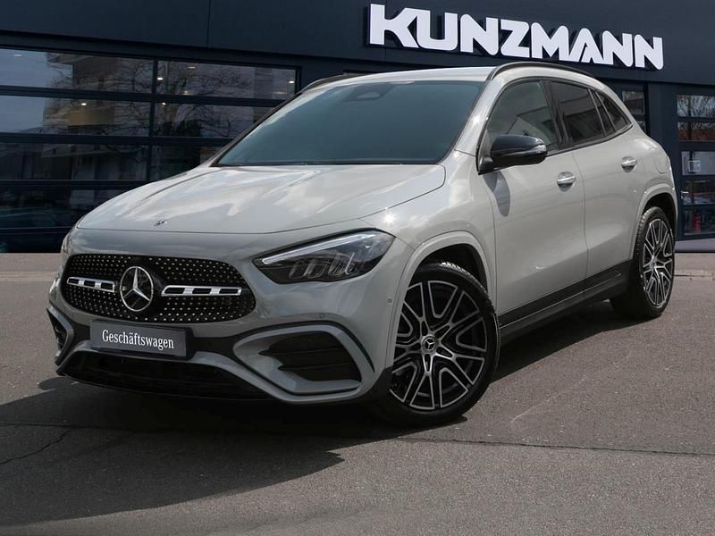 Kosmosschwarz metallic Gebraucht 2025 Mercedes GLA180 AMG SUV | 38.860 € (Superpreis) - Bild 1/4