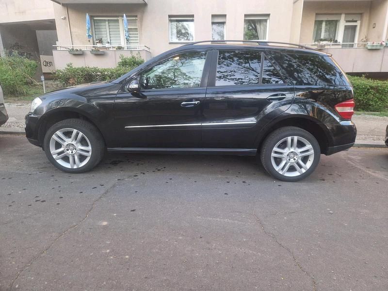 Second-hand Mercedes ML280 190 CP (139 kW) 2007 Negru SUV