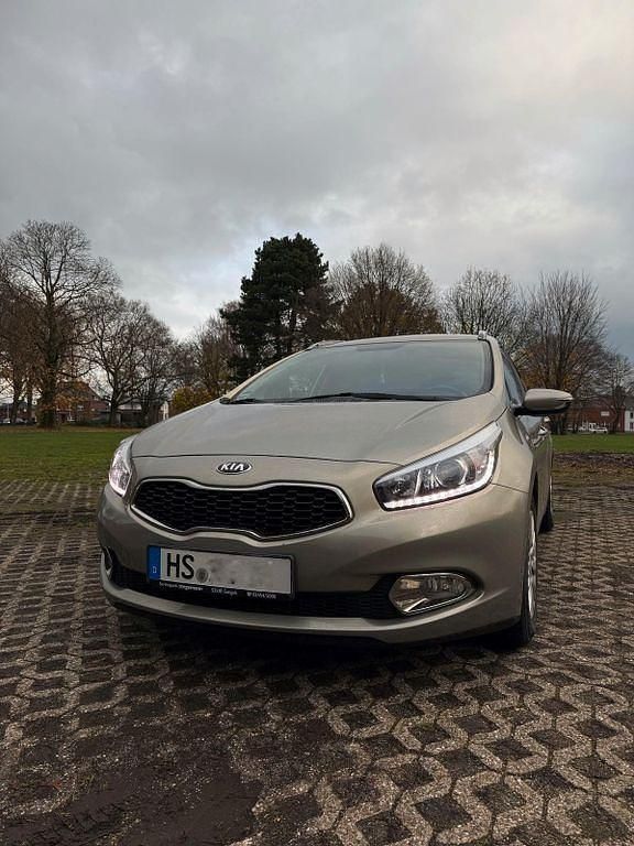 Gebraucht Kia Ceed Sportswagon Vision 135 PS (99 kW) 2013 Grau Kombi