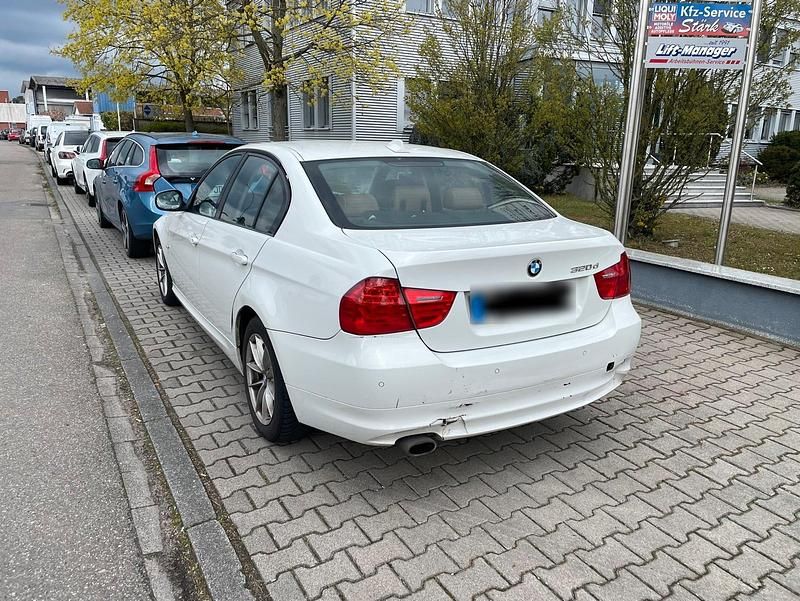 Gebraucht BMW 320 184 PS (135 kW) 2011 Weiß Limousine