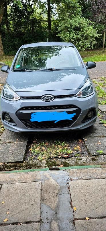 Grau Gebraucht 2015 Hyundai i10 YES! Silver Kleinwagen | 6.100 € (Guter Preis) - Bild 1/4