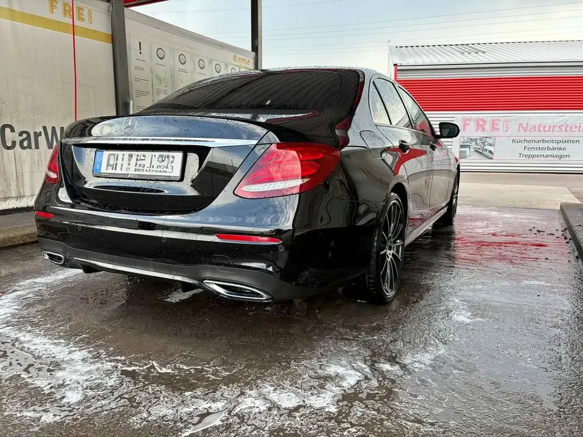Gebraucht Mercedes E220 194 PS (142 kW) 2020 Schwarz Limousine