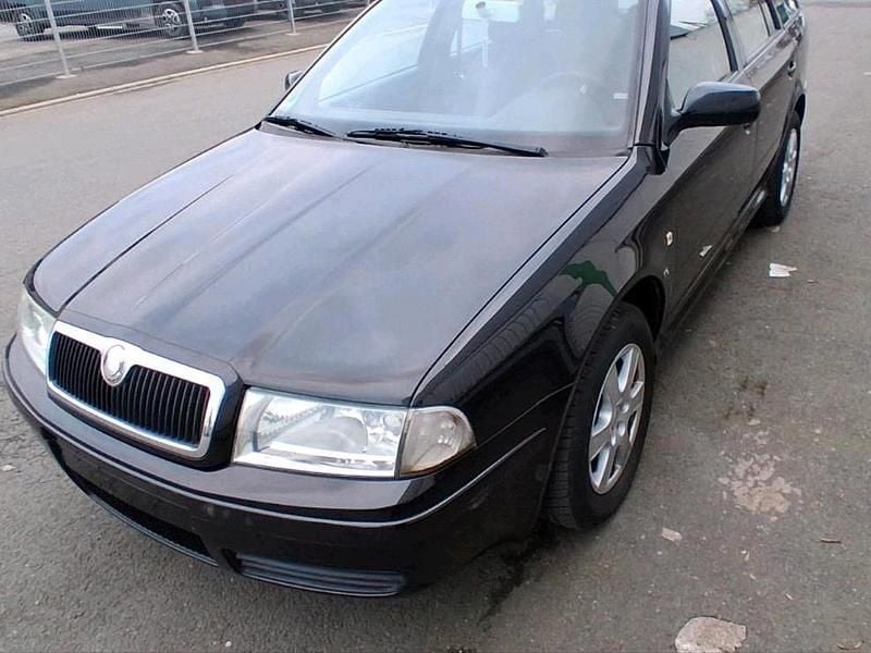Schwarz Gebraucht 2002 Skoda Octavia Kombi | 1.950 € (Fairer Preis) - Bild 1/4