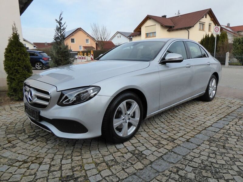 Silber Gebraucht 2017 Mercedes E200 Avantgarde Limousine | 22.900 € (Fairer Preis) - Bild 1/4