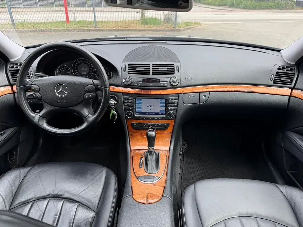 Używany Mercedes E280 Elegance 190 KM (139 kW) 2008 Czarny Sedan/Limuzyna