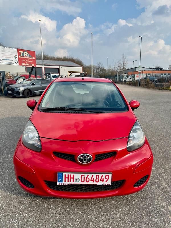 Gebraucht Toyota Aygo Cool 68 PS (50 kW) 2010 Rot Kleinwagen
