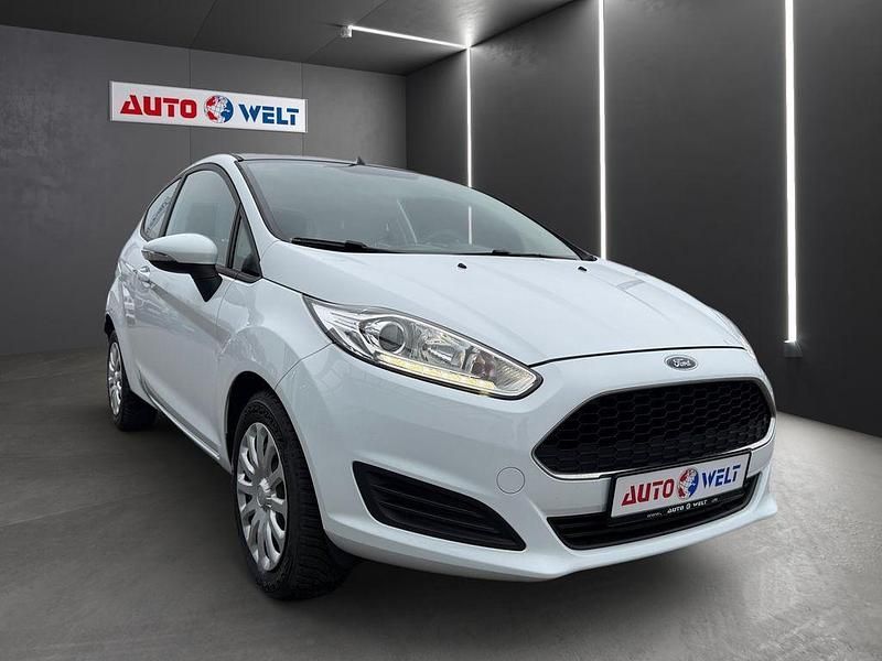Gebraucht Ford Fiesta 60 PS (44 kW) 2016 Weiß Kleinwagen