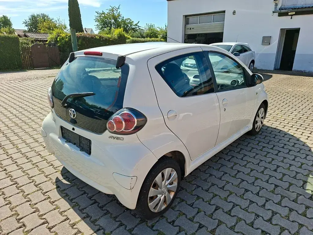 Gebraucht Toyota Aygo Cool 68 PS (50 kW) 2012 Weiß Kleinwagen