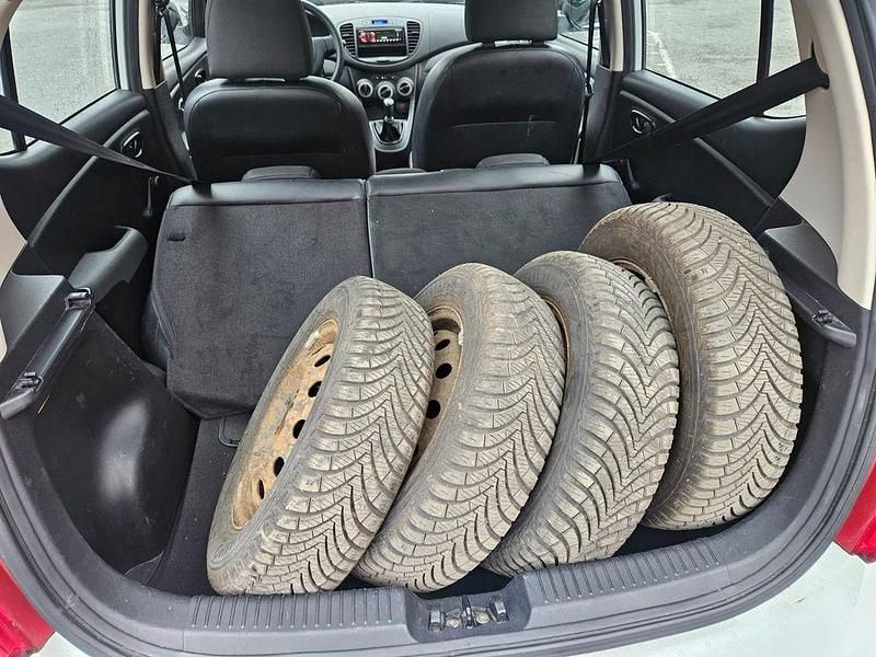 Weiß Gebraucht 2012 Hyundai i10 Edition+ Kleinwagen | 3.650 € (Fairer Preis) - Bild 1/4