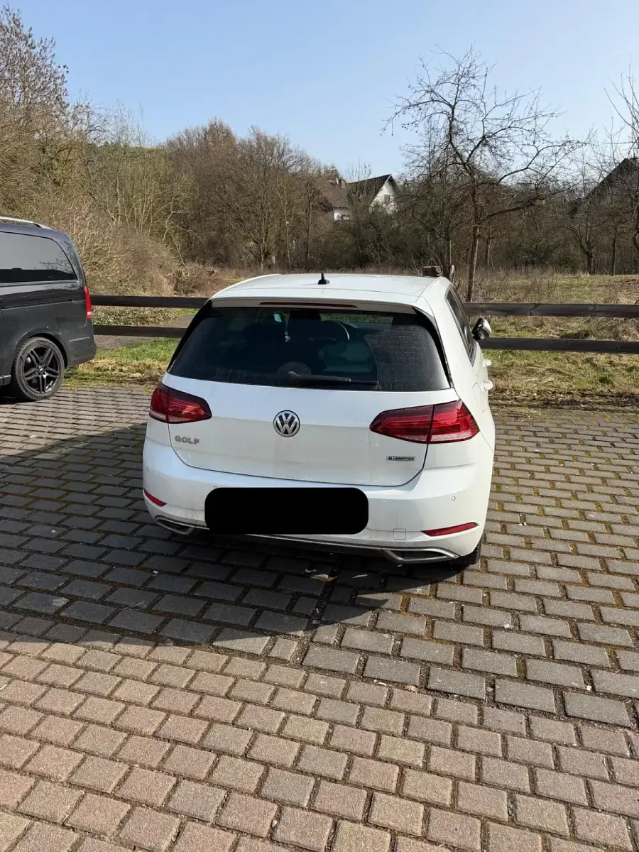 Gebraucht VW Golf VII 130 PS (95 kW) 2019 Weiß Limousine