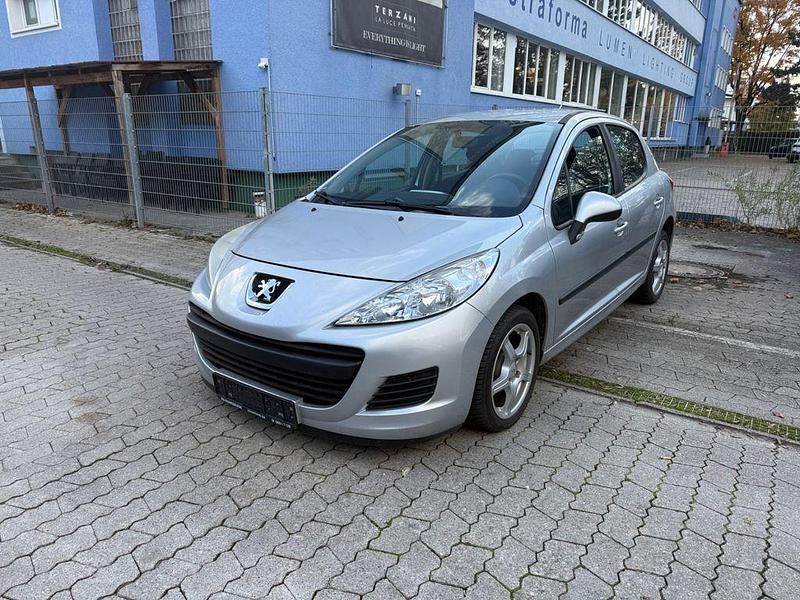 Grau Gebraucht 2010 Peugeot 207 Tendance Limousine | 1.990 € (Guter Preis) - Bild 1/4