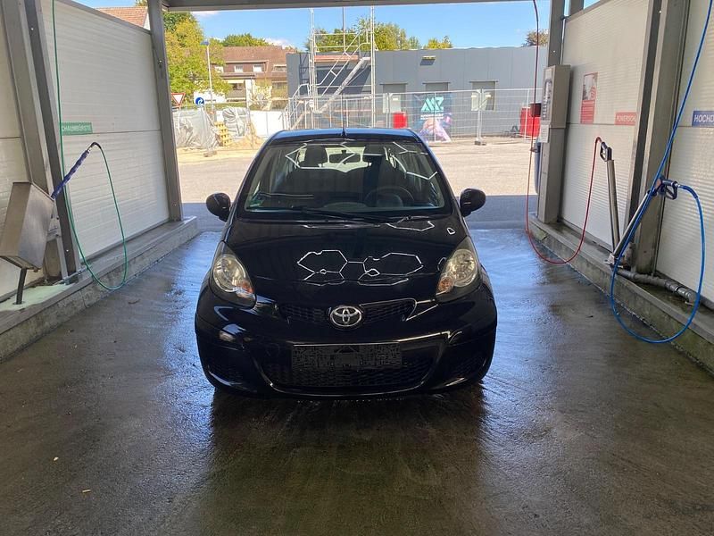 Schwarz Gebraucht 2011 Toyota Aygo Kleinwagen | 2.599 € (Fairer Preis) - Bild 1/4