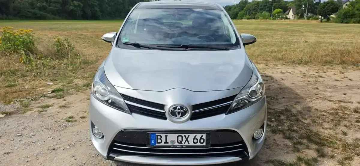Gebraucht Toyota Verso Skyview Edition 147 PS (108 kW) 2015 Grau Van / Kleinbus