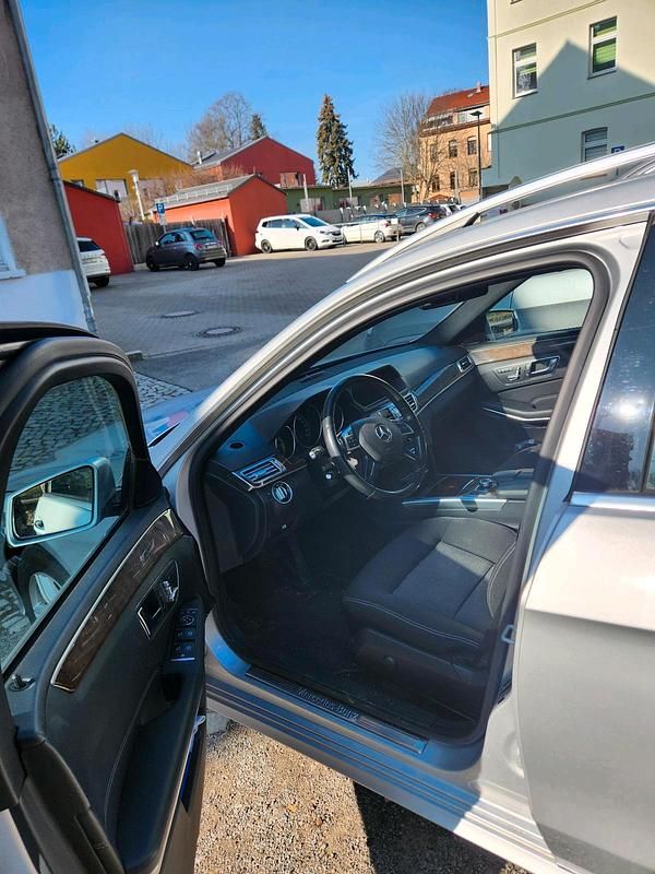 Gebraucht Mercedes E300 204 PS (150 kW) 2015 Silber Kombi