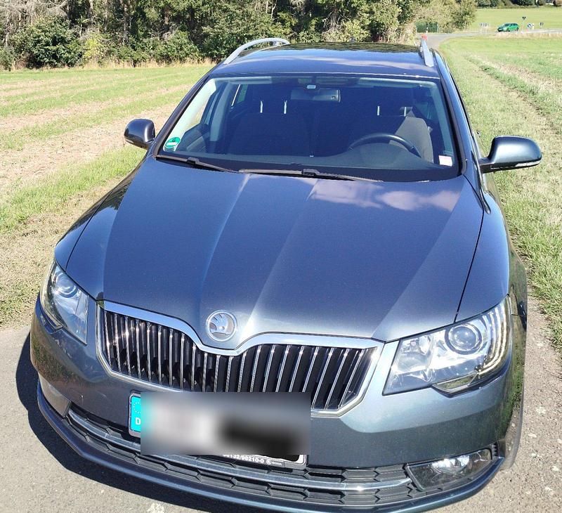 Grau Gebraucht 2014 Skoda Superb Kombi | 11.000 € (Guter Preis) - Bild 1/4