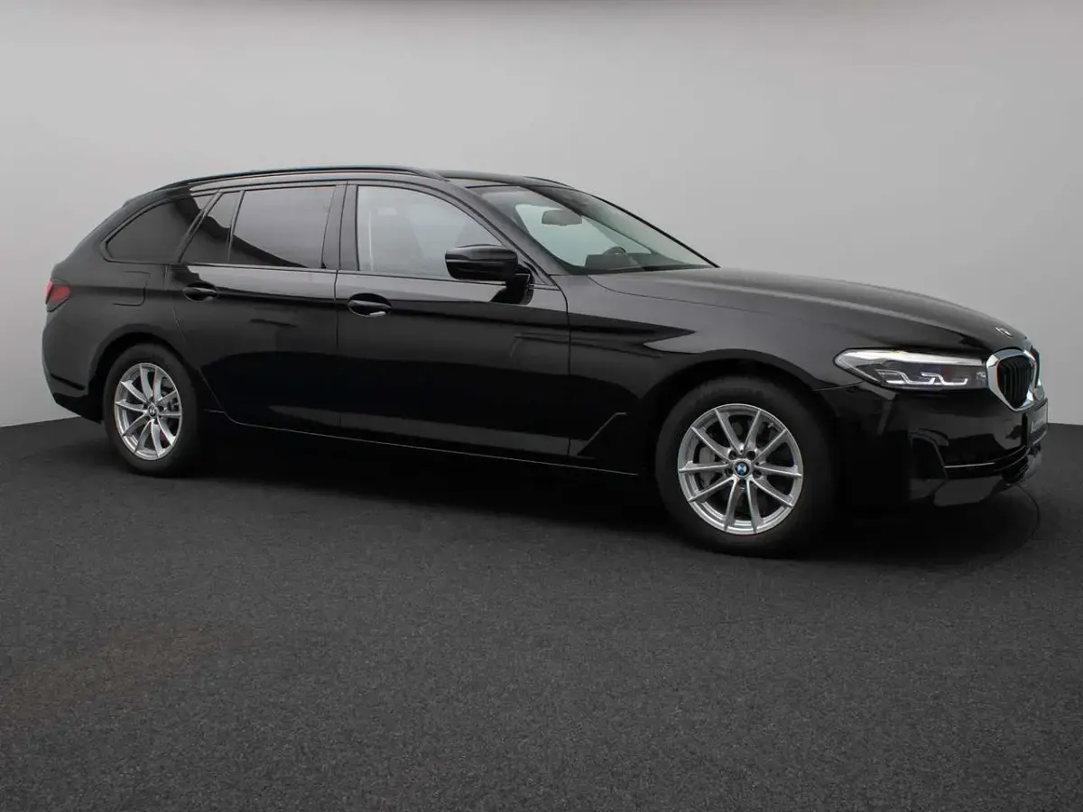 Gebraucht BMW 530 245 PS (180 kW) 2023 Schwarz 2668 Kombi